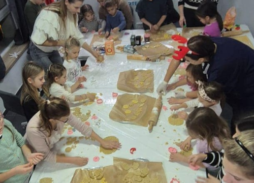 Božićni kolačići i igra: Murterski mališani uživali na radionici i čajanki u Društvenom centru Jedro