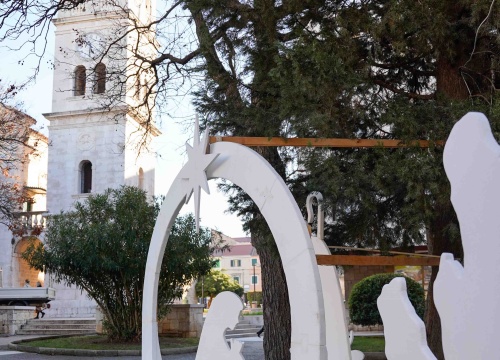 Fotografija 4 - Ispred crkve Gospe van grada postavljene božićne jaslice umjetnika Borka Čelara