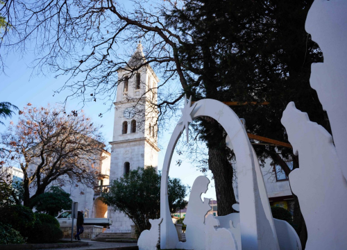 Fotografija 3 - Ispred crkve Gospe van grada postavljene božićne jaslice umjetnika Borka Čelara