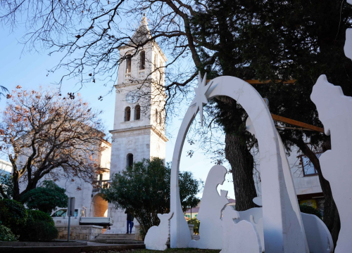 Fotografija 2 - Ispred crkve Gospe van grada postavljene božićne jaslice umjetnika Borka Čelara