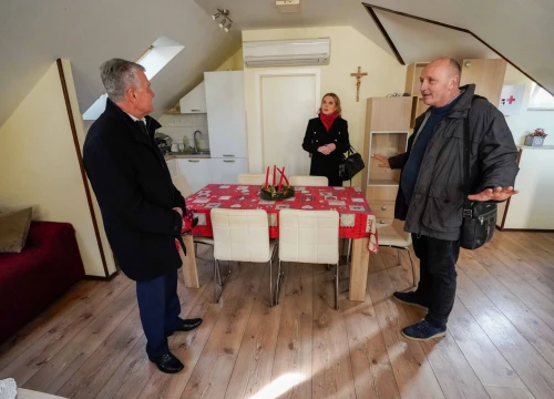 Gradonačelnik Burić korisnicima Pučke kuhinje osigurao pečeni odojak za Božićni ručak