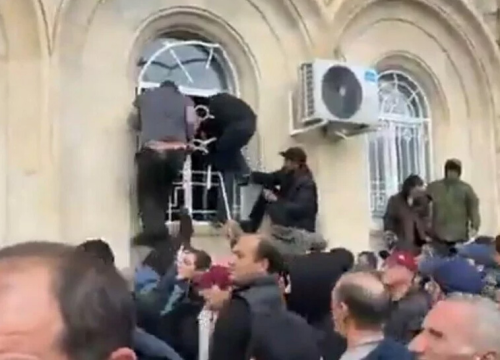 Pucnjava ispred parlamenta: Ubijen zastupnik, a drugi ranjen