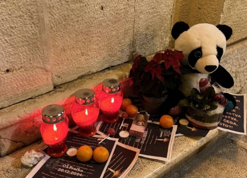 Brojni Šibenčani ispred kazališta pale svijeće i ostavljaju igračke za žrtve napada u zagrebačkoj školi