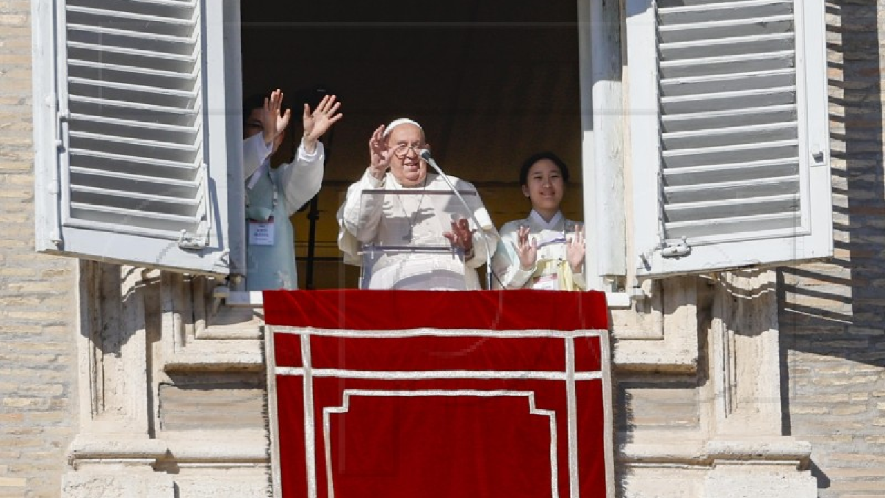 Papa Franjo na Božić pozvao na mirovne pregovore u Ukrajini