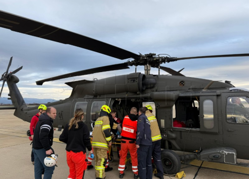 Vojni piloti i HGSS izvukli trudnicu iz snijegom zametene Like
