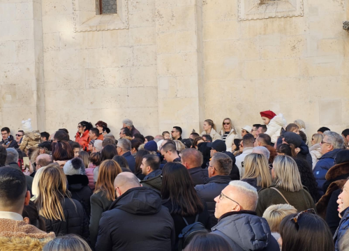 Fotografija 5 - Bez podjela, bine i reflektora: Glazbenici uz brojne Šibenčane slave zajedništvo