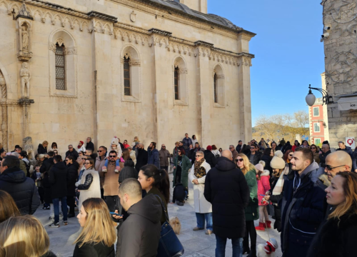 Fotografija 7 - Bez podjela, bine i reflektora: Glazbenici uz brojne Šibenčane slave zajedništvo