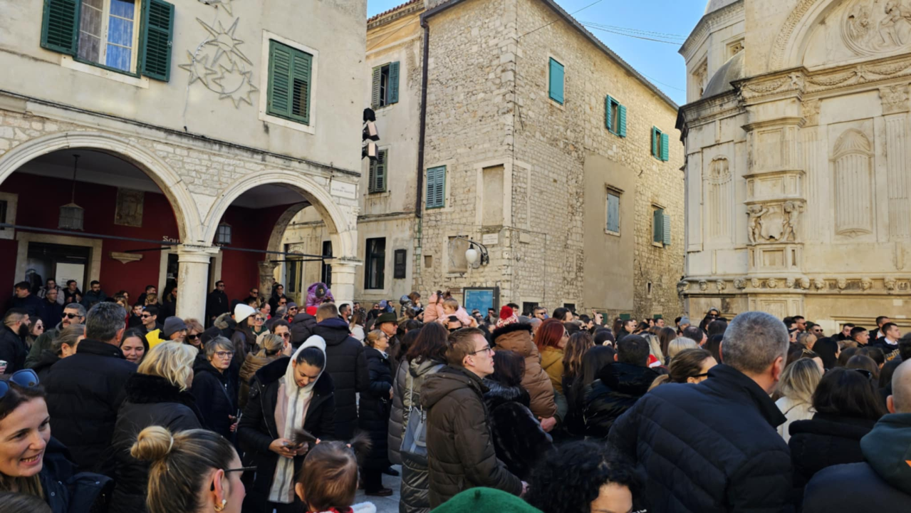 Bez podjela, bine i reflektora: Glazbenici uz brojne Šibenčane slave zajedništvo