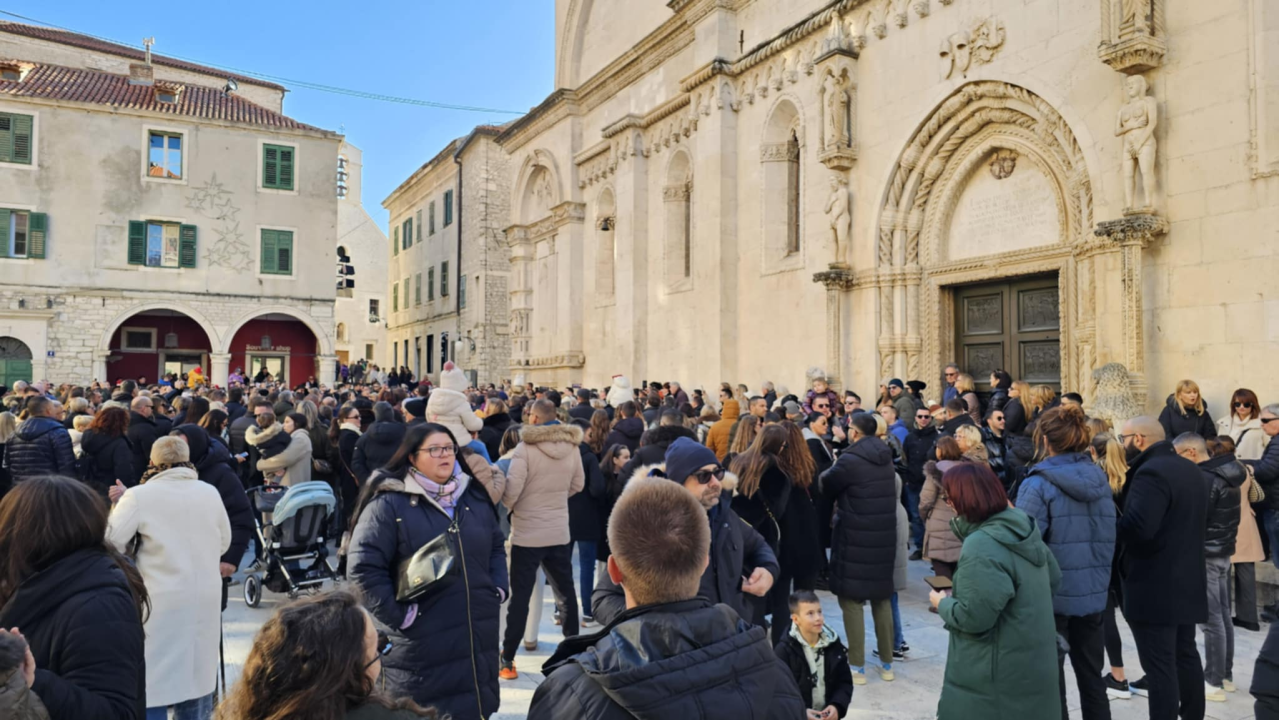 Bez podjela, bine i reflektora: Glazbenici uz brojne Šibenčane slave zajedništvo