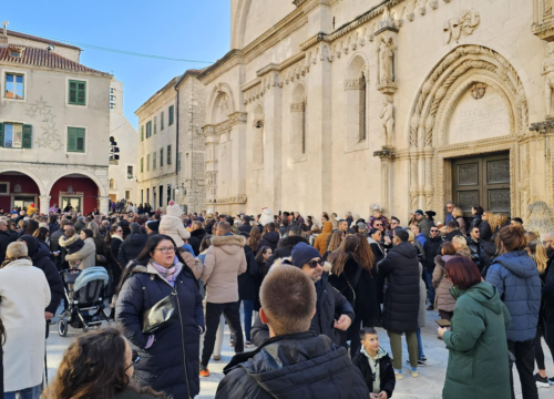 Fotografija 10 - Bez podjela, bine i reflektora: Glazbenici uz brojne Šibenčane slave zajedništvo