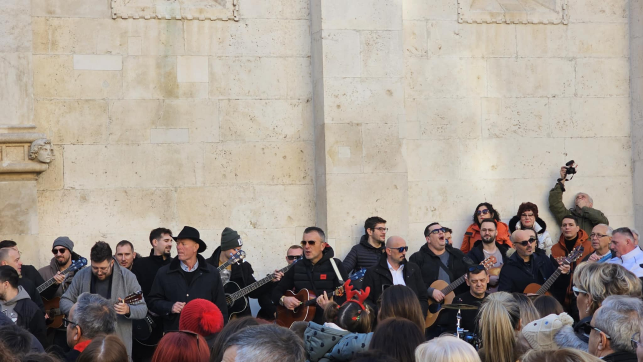 Bez podjela, bine i reflektora: Glazbenici uz brojne Šibenčane slave zajedništvo