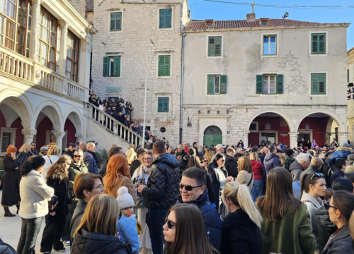 Fotografija 14 - Bez podjela, bine i reflektora: Glazbenici uz brojne Šibenčane slave zajedništvo