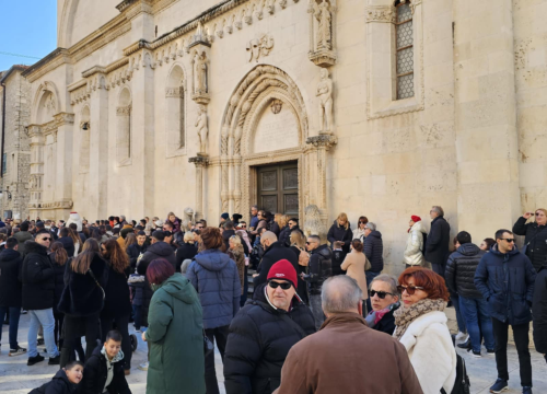 Fotografija 4 - Bez podjela, bine i reflektora: Glazbenici uz brojne Šibenčane slave zajedništvo