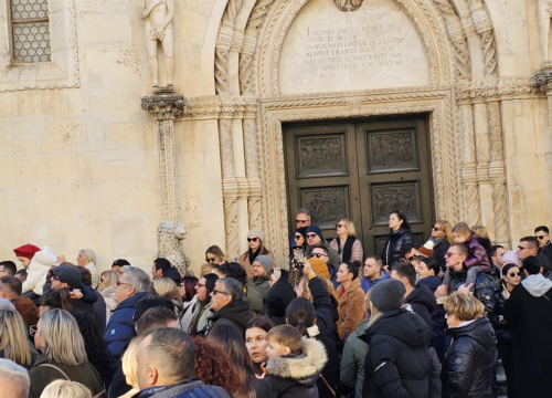 Fotografija 9 - Bez podjela, bine i reflektora: Glazbenici uz brojne Šibenčane slave zajedništvo