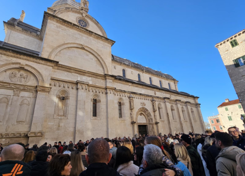 Fotografija 6 - Bez podjela, bine i reflektora: Glazbenici uz brojne Šibenčane slave zajedništvo