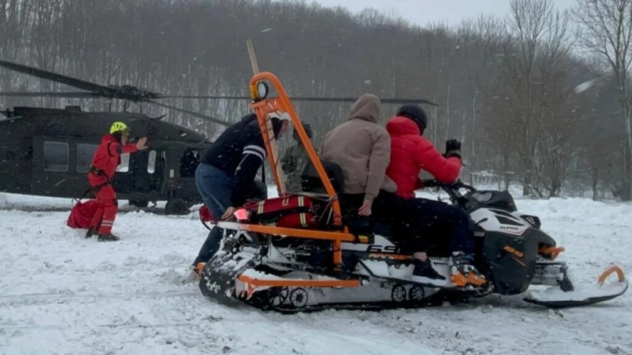 Sretna vijest: Rodila trudnica koju su iz snijegom zametene Like spasili HGSS-ovci i piloti HRZ-a