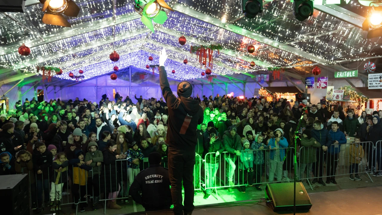 U Kninu bogat program za vikend: Stand-up večer, kvizovi i koncerti na Kraljevskom adventu