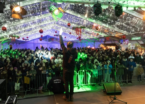U Kninu bogat program za vikend: Stand-up večer, kvizovi i koncerti na Kraljevskom adventu