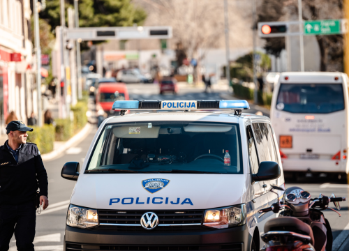 Sukob nasred ulice: Vozač (64) udario pješaka (77) šakom u glavu