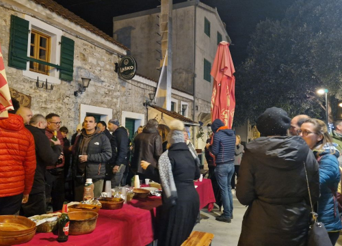 Fotografija 5 - U režiji Vodiških piketaša održana noćna lagana planinarska šetnja po brdima