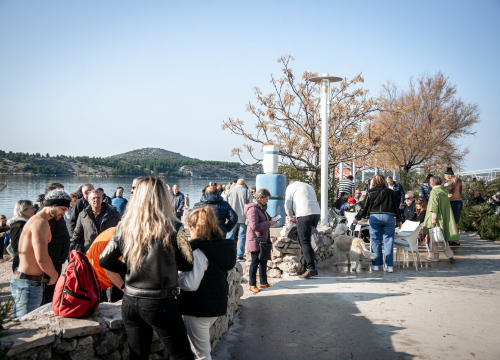 Fotografija 3 - Na svega 8 stupnjeva na kupanje na Banju odvažila se 24 kupača: U zrak pustili golubove i u svijet poslali poruku mira