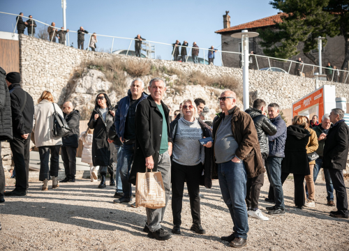 Fotografija 5 - Na svega 8 stupnjeva na kupanje na Banju odvažila se 24 kupača: U zrak pustili golubove i u svijet poslali poruku mira