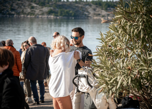 Fotografija 4 - Na svega 8 stupnjeva na kupanje na Banju odvažila se 24 kupača: U zrak pustili golubove i u svijet poslali poruku mira