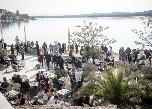 Fotografija 7 - Na svega 8 stupnjeva na kupanje na Banju odvažila se 24 kupača: U zrak pustili golubove i u svijet poslali poruku mira