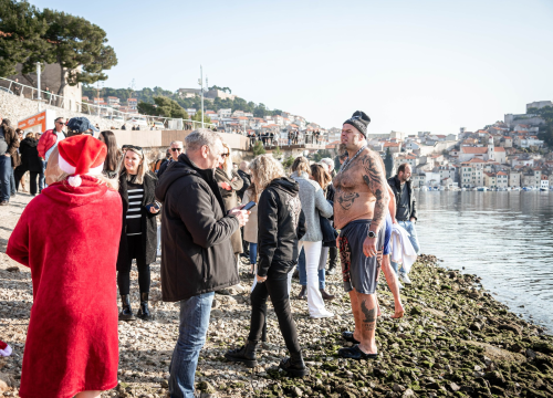 Fotografija 6 - Na svega 8 stupnjeva na kupanje na Banju odvažila se 24 kupača: U zrak pustili golubove i u svijet poslali poruku mira