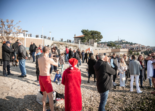 Fotografija 9 - Na svega 8 stupnjeva na kupanje na Banju odvažila se 24 kupača: U zrak pustili golubove i u svijet poslali poruku mira