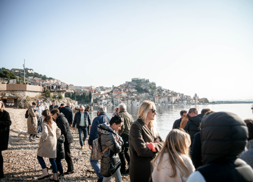 Fotografija 8 - Na svega 8 stupnjeva na kupanje na Banju odvažila se 24 kupača: U zrak pustili golubove i u svijet poslali poruku mira