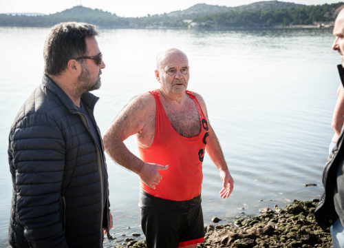 Fotografija 10 - Na svega 8 stupnjeva na kupanje na Banju odvažila se 24 kupača: U zrak pustili golubove i u svijet poslali poruku mira