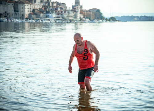 Fotografija 11 - Na svega 8 stupnjeva na kupanje na Banju odvažila se 24 kupača: U zrak pustili golubove i u svijet poslali poruku mira