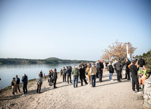 Fotografija 12 - Na svega 8 stupnjeva na kupanje na Banju odvažila se 24 kupača: U zrak pustili golubove i u svijet poslali poruku mira