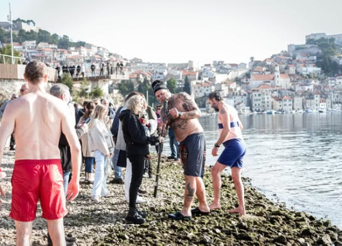 Fotografija 14 - Na svega 8 stupnjeva na kupanje na Banju odvažila se 24 kupača: U zrak pustili golubove i u svijet poslali poruku mira