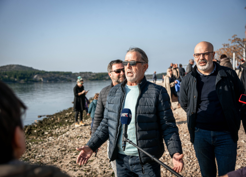 Fotografija 16 - Na svega 8 stupnjeva na kupanje na Banju odvažila se 24 kupača: U zrak pustili golubove i u svijet poslali poruku mira