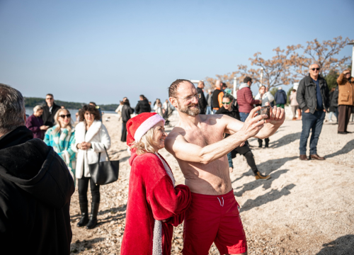 Fotografija 17 - Na svega 8 stupnjeva na kupanje na Banju odvažila se 24 kupača: U zrak pustili golubove i u svijet poslali poruku mira