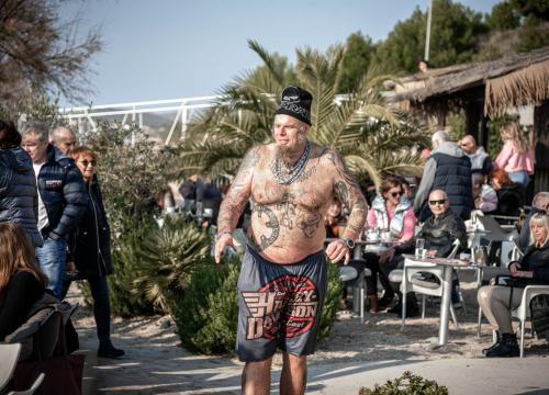 Fotografija 18 - Na svega 8 stupnjeva na kupanje na Banju odvažila se 24 kupača: U zrak pustili golubove i u svijet poslali poruku mira