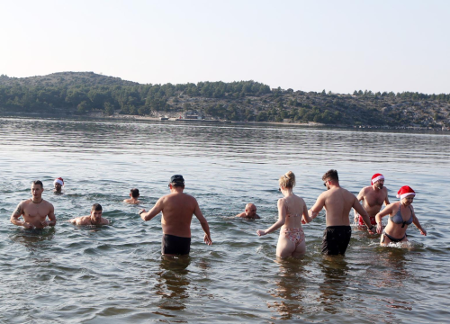 Fotografija 19 - Na svega 8 stupnjeva na kupanje na Banju odvažila se 24 kupača: U zrak pustili golubove i u svijet poslali poruku mira