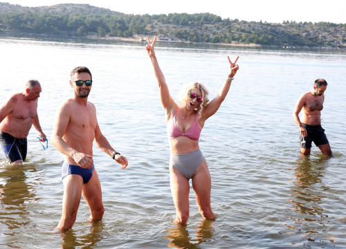 Fotografija 21 - Na svega 8 stupnjeva na kupanje na Banju odvažila se 24 kupača: U zrak pustili golubove i u svijet poslali poruku mira