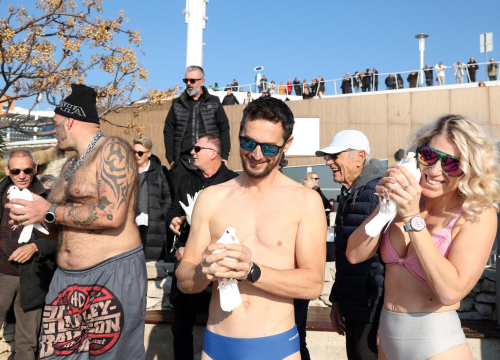 Fotografija 20 - Na svega 8 stupnjeva na kupanje na Banju odvažila se 24 kupača: U zrak pustili golubove i u svijet poslali poruku mira