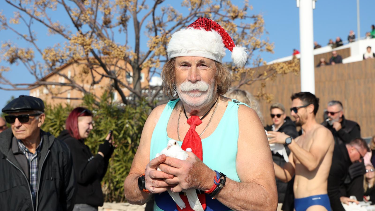 Na svega 8 stupnjeva na kupanje na Banju odvažila se 24 kupača: U zrak pustili golubove i u svijet poslali poruku mira