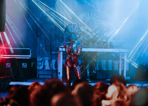 Fotografija 10 - Maskirani Nipplepeople rasplesali sinoć Šibenačane u parku