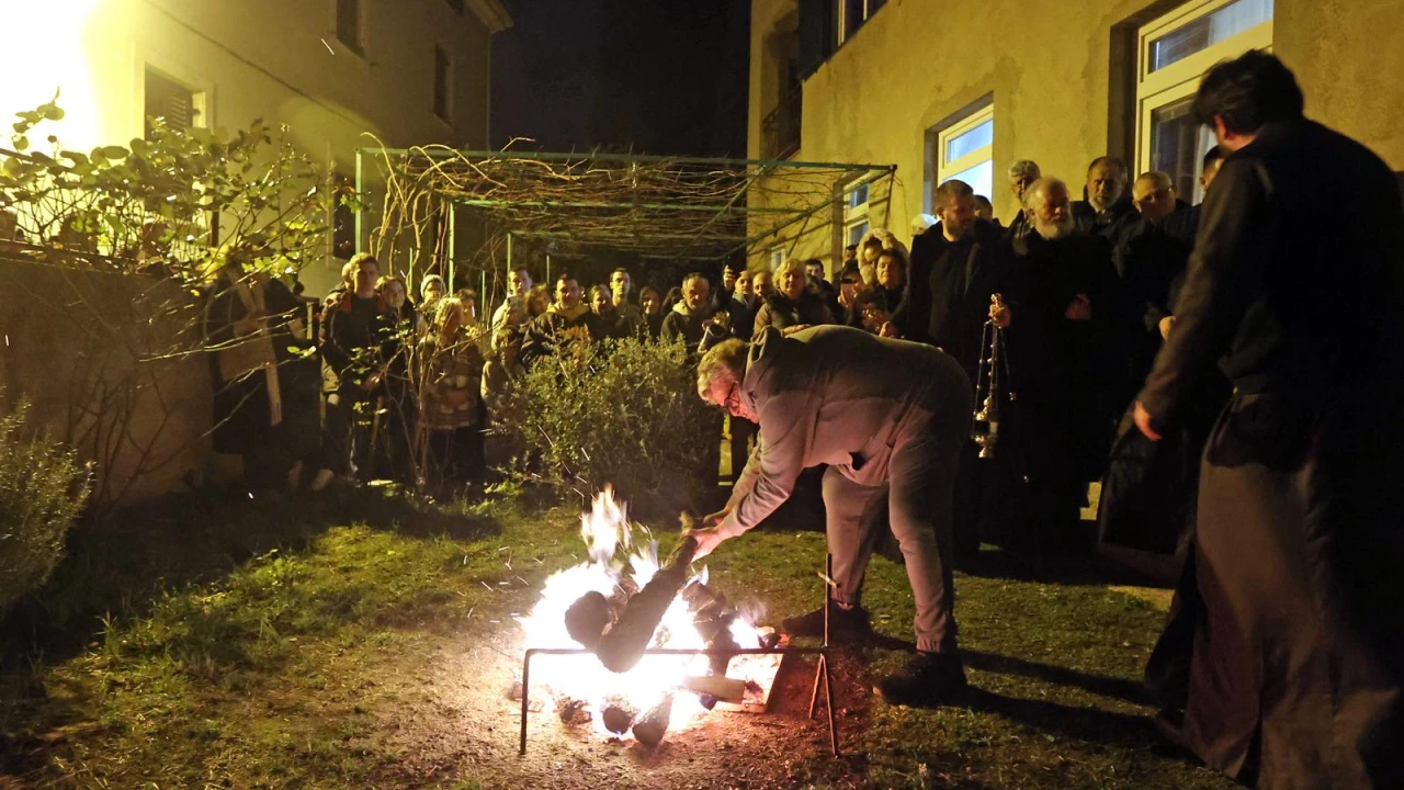 Ispred Hrama Svetog Spasa u Šibeniku tradicionalno zapaljen badnjak