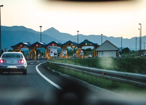 Skliski kolnici, ponegdje magla