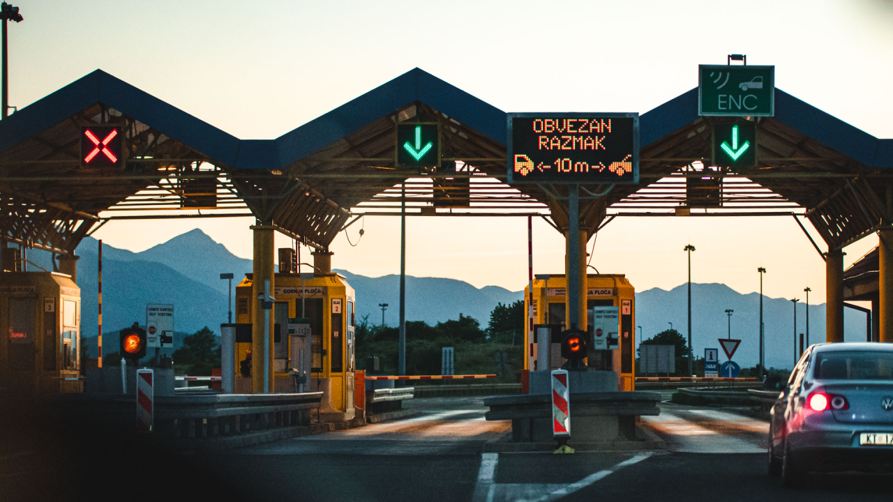 Ceste mokre i skliske, u dijelovima zemlje zabranjen promet kamionima