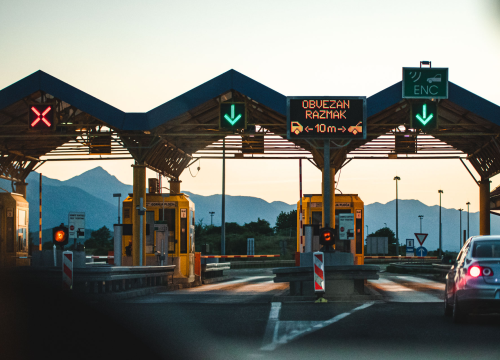 Ceste mokre i skliske, u dijelovima zemlje zabranjen promet kamionima