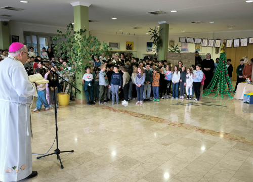 Fotografija 2 - Biskup u Katoličkoj školi blagoslovio učenike, kuhinju i osoblje