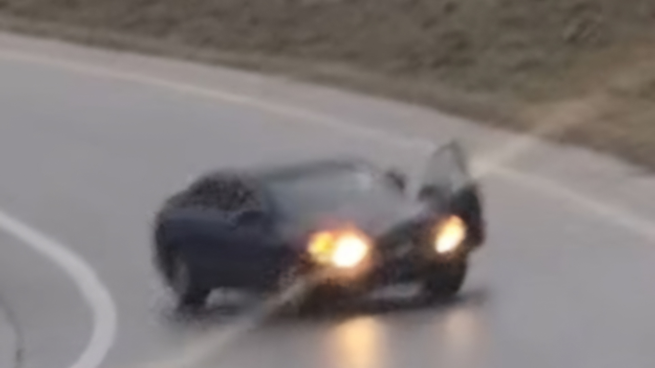 Žena u zavoju izgubila kontrolu pa skočila iz auta