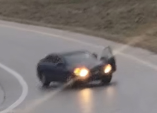 Žena u zavoju izgubila kontrolu pa skočila iz auta